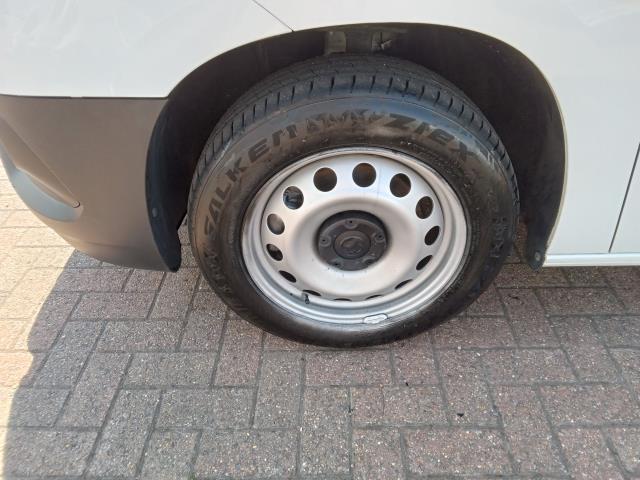 2021 Vauxhall Combo Cargo 2300 1.5 Turbo D 100Ps H1 Dynamic Van (Speed Limiter Fitted 70 MPH) (DV21MLL) Image 12