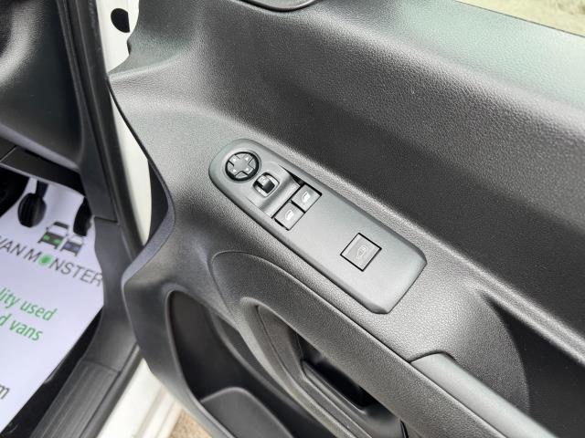 2021 Vauxhall Combo Cargo 2300 L2 1.5 Turbo D 100Ps H1 Dynamic Van (DW21AUU) Image 18