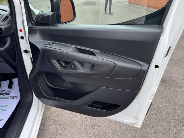 2021 Vauxhall Combo Cargo 2300 L2 1.5 Turbo D 100Ps H1 Dynamic Van (DW21AUU) Image 17