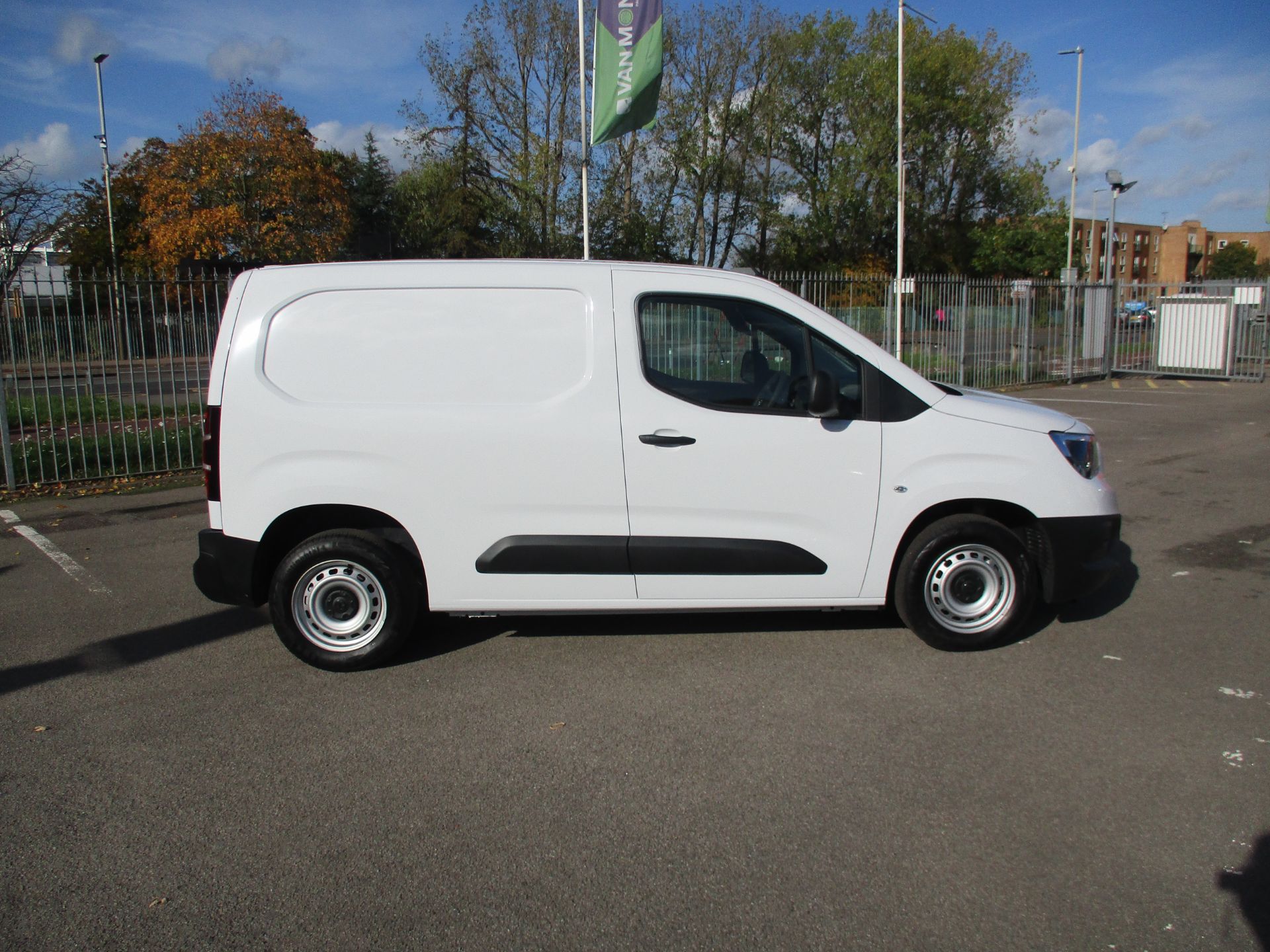 2022 Vauxhall Combo Cargo 2000 1.5 TURBO D 100PS L1H1 DYNAMIC (FH22LYS) Image 2