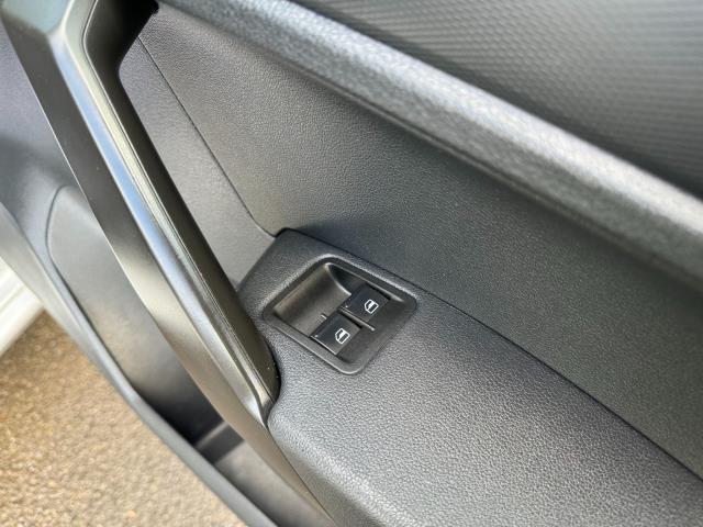 2018 Volkswagen Caddy 2.0 Tdi Bluemotion Tech 102Ps Highline Nav Van (GF18XTZ) Thumbnail 17