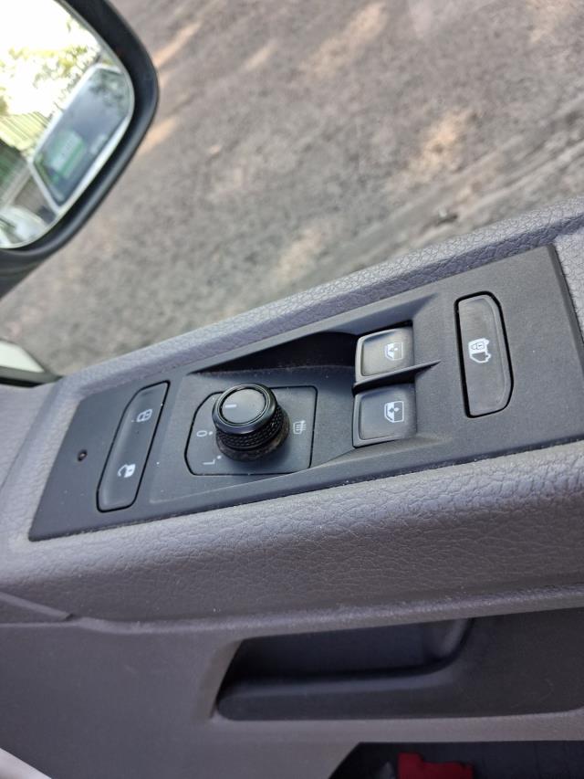 2020 Volkswagen Transporter T28 SWB STARTLINE 110PS BUSINESS  AIR CON  EURO 6 (GK70LNV) Image 16
