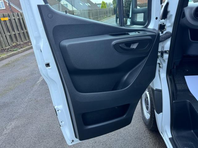 2022 Mercedes-Benz Sprinter 3.5T Progressive Tipper (KN71UFT) Image 38