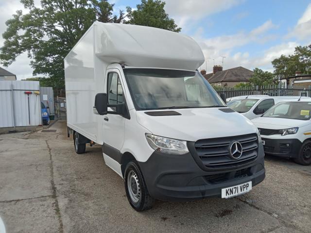 2021 Mercedes-Benz Sprinter 3.5T Progressive LUTON (KN71VPP) Image 2