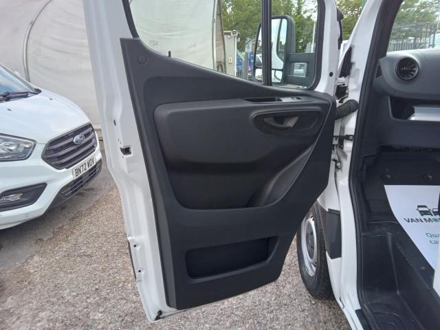 2021 Mercedes-Benz Sprinter 3.5T Progressive LUTON (KN71VPP) Image 18