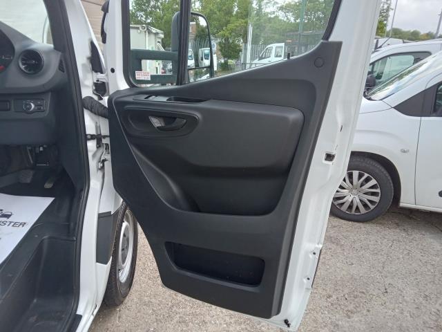 2021 Mercedes-Benz Sprinter 3.5T Progressive LUTON (KN71VPP) Image 23