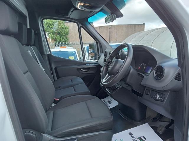 2021 Mercedes-Benz Sprinter 3.5T Progressive LUTON (KN71VPP) Image 19
