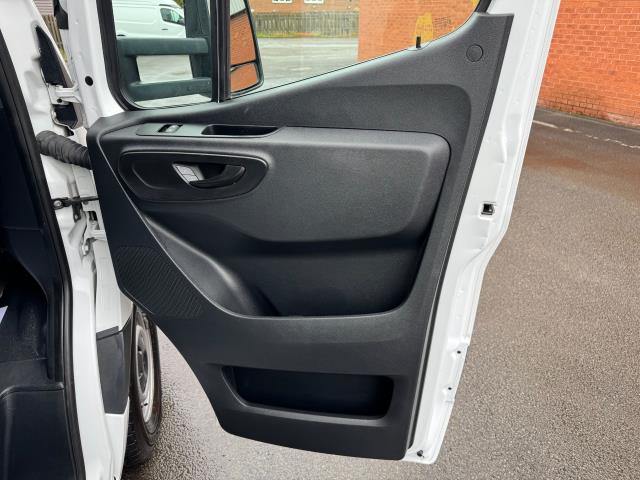 2022 Mercedes-Benz Sprinter 3.5T 315 CDI HD Emissions Progressive Luton Tail Lift (KN72UOT) Image 18