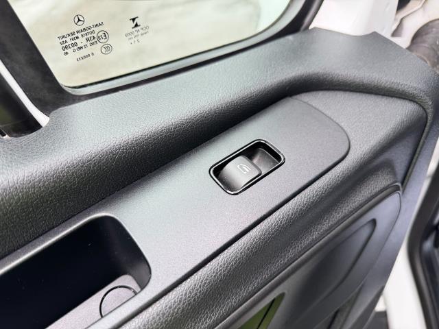 2022 Mercedes-Benz Sprinter 3.5T 315 CDI HD Emissions Progressive Luton Tail Lift (KN72UOT) Image 41