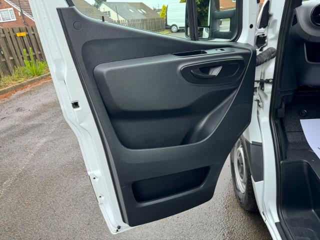 2022 Mercedes-Benz Sprinter 3.5T 315 CDI HD Emissions Progressive Luton Tail Lift (KN72UOT) Image 40