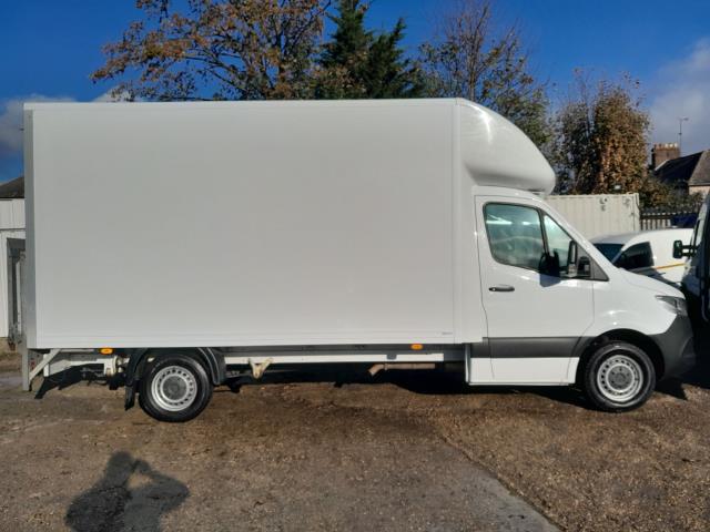 2021 Mercedes-Benz Sprinter 3.5T Progressive Luton (KS21XDN) Image 11