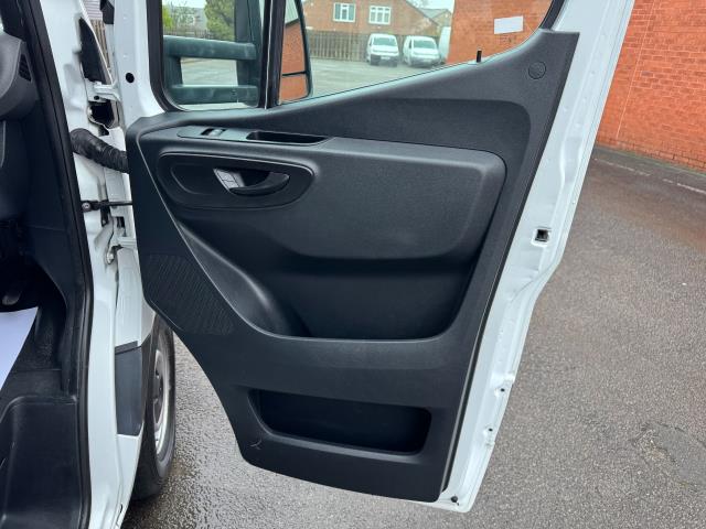 2021 Mercedes-Benz Sprinter 316 CDI L3  Luton Tail Lift (KV70VSX) Image 18
