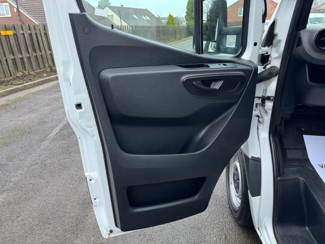 2021 Mercedes-Benz Sprinter 316 CDI L3  Luton Tail Lift (KV70VSX) Image 40