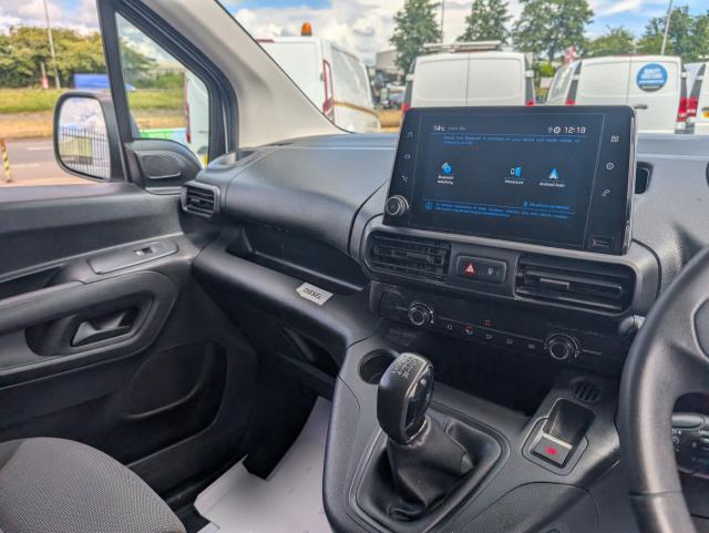 2021 Peugeot Partner 1000 1.5 Bluehdi 100 Professional Van (NU21UYF) Image 27