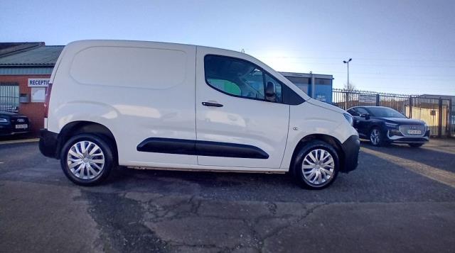 2020 Peugeot Partner 1000 1.5 Bluehdi 100 Professional Van (NU70FMG) Image 24