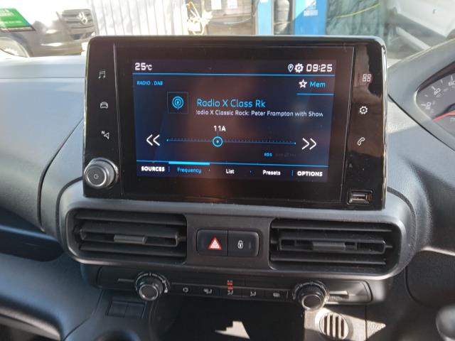 2020 Peugeot Partner 1000 1.5 Bluehdi 100 Professional Van (NU70VRL) Image 27
