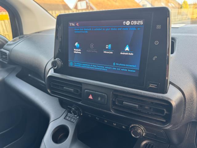 2020 Peugeot Partner 1000 1.5 Bluehdi 100 Professional Van (NU70XWM) Image 25