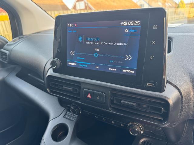 2020 Peugeot Partner 1000 1.5 Bluehdi 100 Professional Van (NU70XWM) Image 24