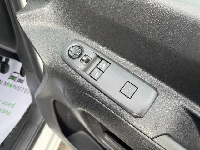 2022 Peugeot Partner 1000 1.5 Bluehdi 100 Professional Premium Van (NU71JNV) Image 19