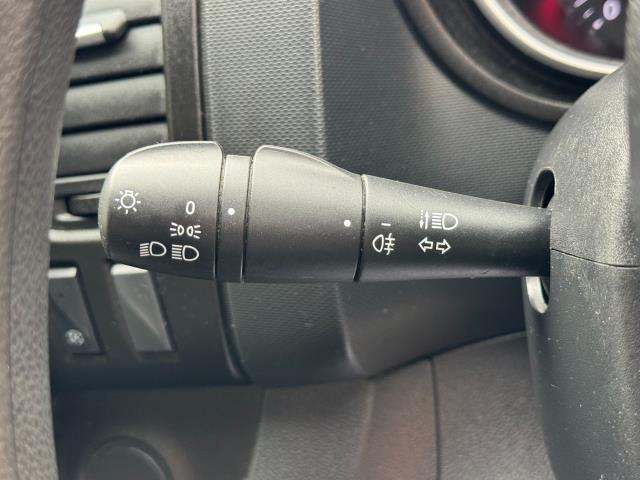 2021 Renault Trafic LL30 L2 H1 BLUE DCi 120PS BUSINESS+  EURO 6 (NU71YKG) Image 24