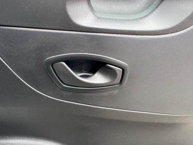 2021 Renault Trafic LL30 L2 H1 BLUE DCi 120PS BUSINESS+  EURO 6 (NU71YKG) Image 21