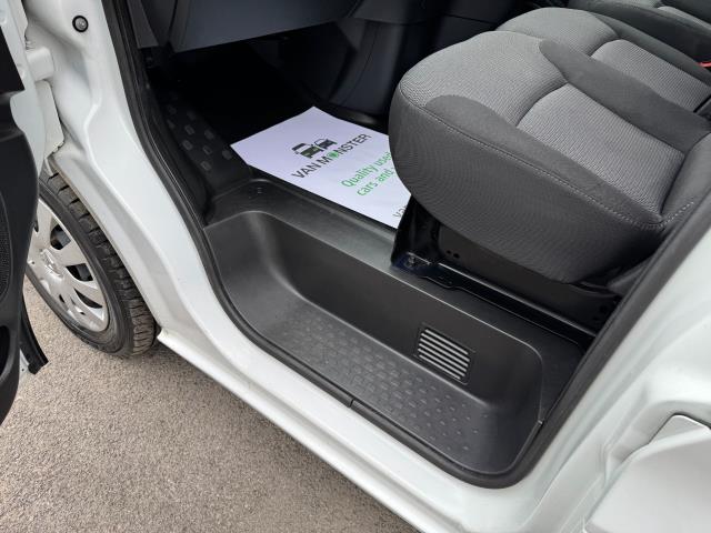 2021 Renault Trafic LL30 L2 H1 BLUE DCi 120PS BUSINESS+  EURO 6 (NU71YKG) Image 35