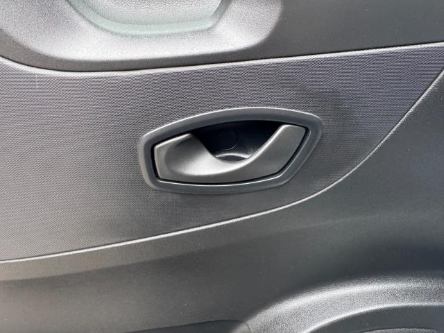 2021 Renault Trafic LL30 L2 H1 BLUE DCi 120PS BUSINESS+  EURO 6 (NU71YKG) Image 39