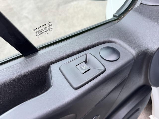 2021 Renault Trafic LL30 L2 H1 BLUE DCi 120PS BUSINESS+  EURO 6 (NU71YKG) Image 38