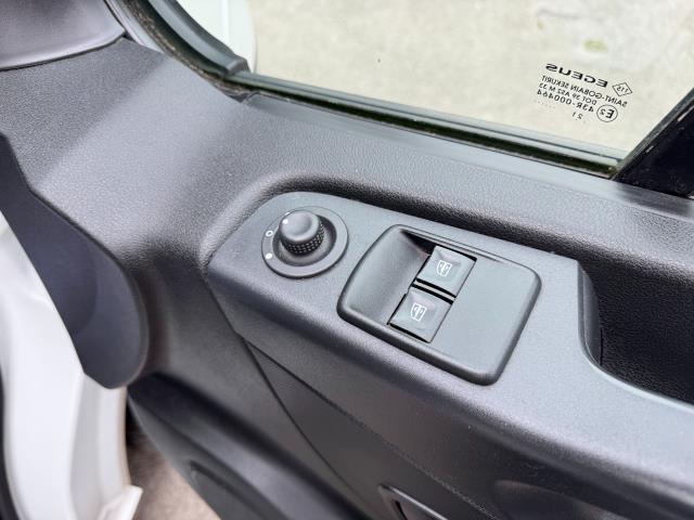 2021 Renault Trafic LL30 L2 H1 BLUE DCi 120PS BUSINESS+  EURO 6 (NU71YKG) Image 20