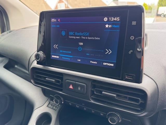 2022 Peugeot Partner L2 950 1.5 Bluehdi 100 Professional Premium Van (NU72SVE) Image 24