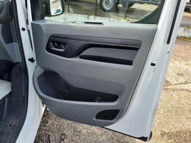 2022 Peugeot Expert 1000 1.5 Bluehdi 100 Professional Premium Van (NU72SZW) Image 32