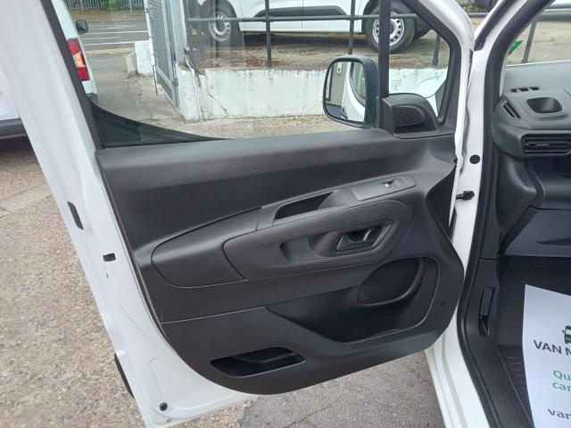 2019 Peugeot Partner 950 1.5 Bluehdi 100 Professional Van (NV19ZFM) Image 17