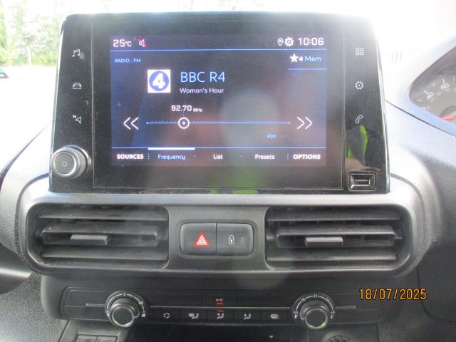 2021 Peugeot Partner STANDARD 1000 1.5 BLUE HDI 100PS PROFESSIONAL (NV21DLU) Image 21