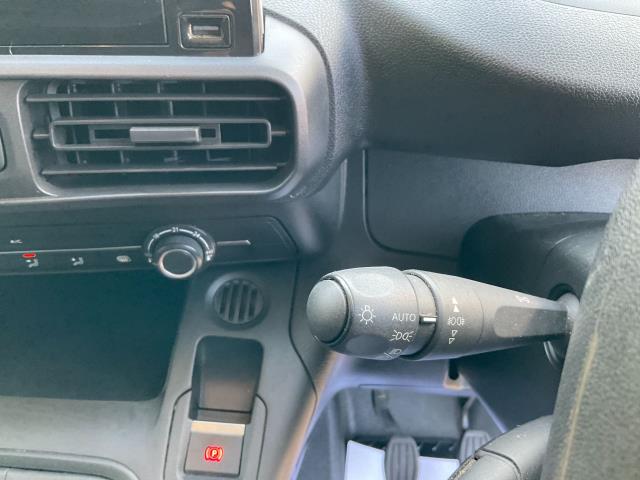 2021 Peugeot Partner 1000 1.5 Bluehdi 100 Professional Van (NV21FLJ) Image 28