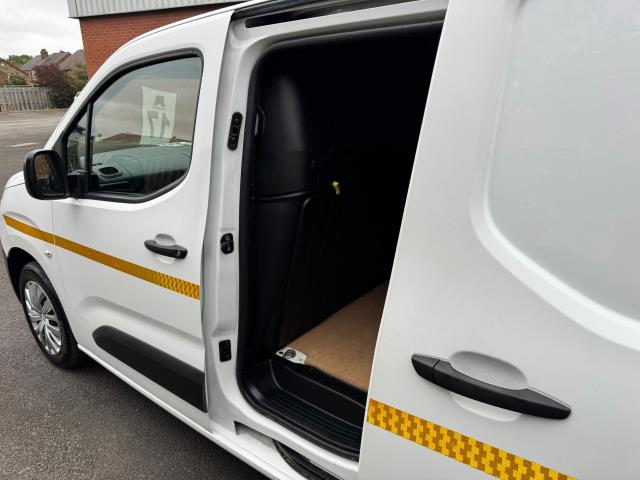 2021 Peugeot Partner 1000 1.5 Bluehdi 100 Professional Van (NV21HFG) Image 39