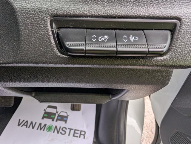 2022 Renault Trafic Ll30 Blue Dci 130 Business Van (NV22MTK) Image 19