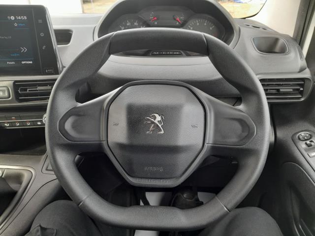 2020 Peugeot Partner 1000 1.5 Bluehdi 100 Professional Van (NV69OEG) Image 16