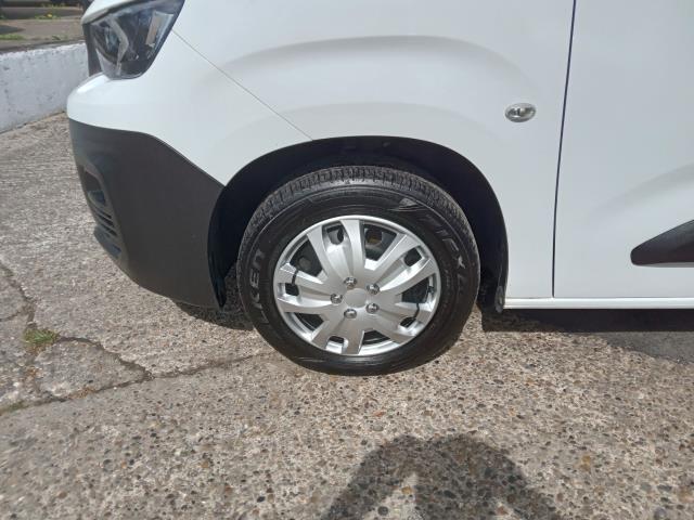 2021 Peugeot Partner 1000 1.5 Bluehdi 100 Professional Van (NV70KFN) Image 28