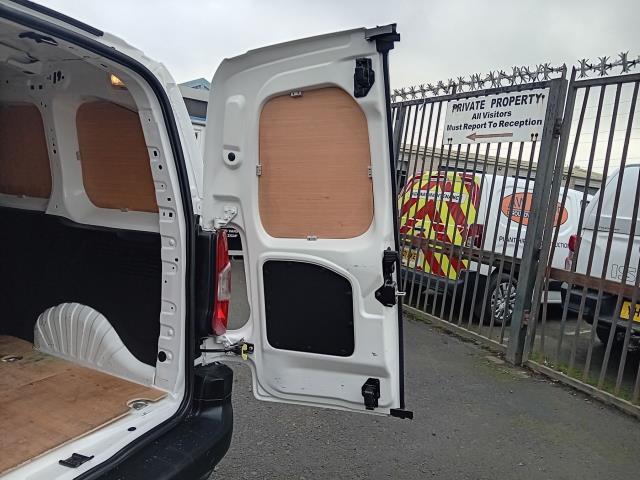 2020 Peugeot Partner 1000 1.5 Bluehdi 100 Professional Van (NV70KGA) Image 15