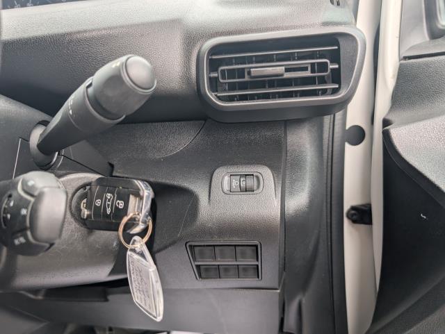 2021 Peugeot Partner 1000 1.5 Bluehdi 100 Professional Van (NV70KND) Image 13