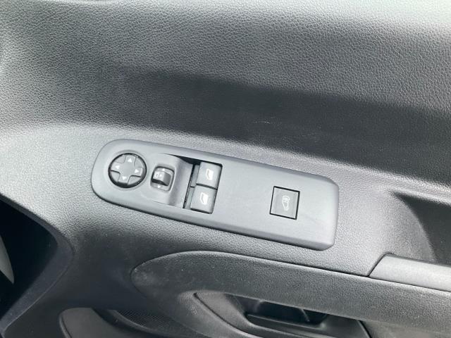 2020 Peugeot Partner 1000 1.5 Bluehdi 100 Professional Van (NV70KSJ) Image 31