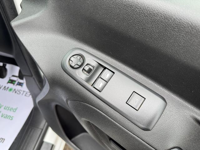 2020 Peugeot Partner 1000 1.5 Bluehdi 100 Professional Van (NV70KTK) Image 19