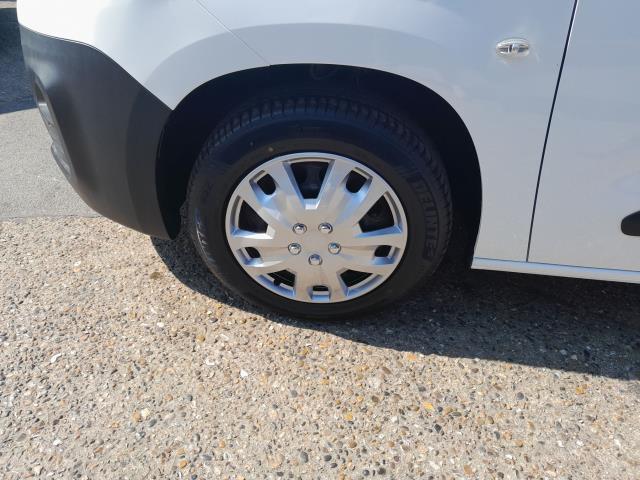 2021 Peugeot Partner 950 1.5 Bluehdi 100 Professional Van L2 (NV70LJX) Image 17