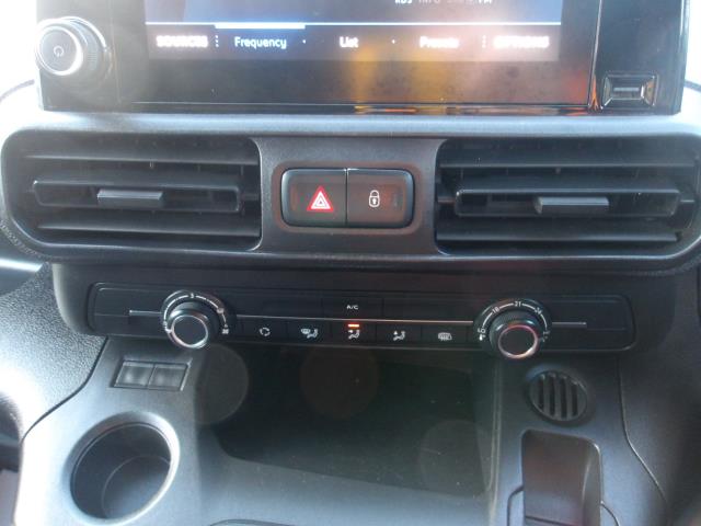 2021 Peugeot Partner 1000 1.5 Bluehdi 100 Professional Van (NV70OKL) Image 26