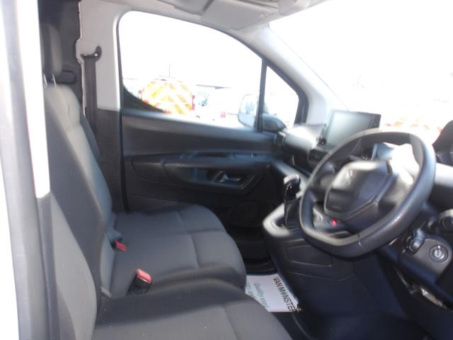 2021 Peugeot Partner 1000 1.5 Bluehdi 100 Professional Van (NV70OKL) Image 18