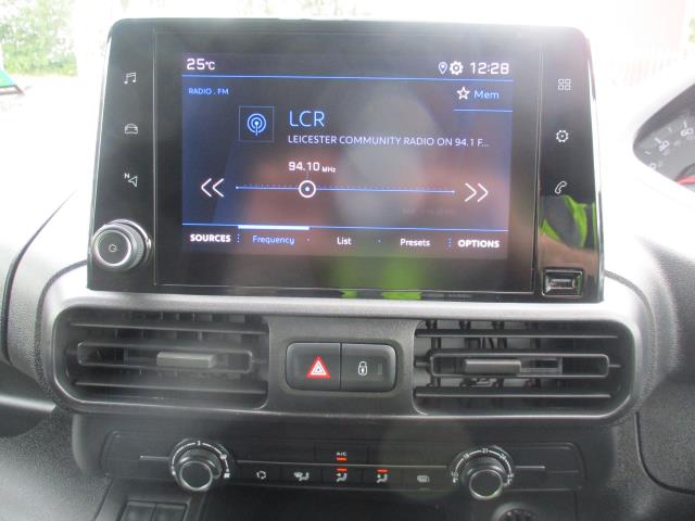 2021 Peugeot Partner 1000 1.5 Bluehdi 100 Professional Van (NV70VNF) Image 19
