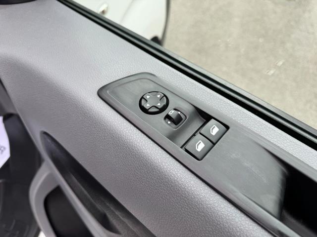 2022 Peugeot Expert 1000 1.5 Bluehdi 100 Professional Premium Van (NV71PGY) Image 19