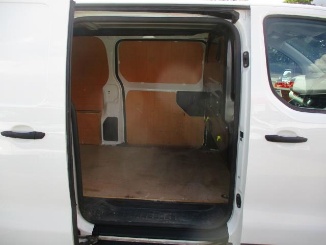 2022 Peugeot Expert 1000 1.5 Bluehdi 100 Professional Premium Van (NV71SVG) Image 32