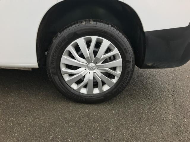 2022 Peugeot Partner 850 1.5 Bluehdi 100 Professional Premium Crew Van (NV71SVW) Image 14