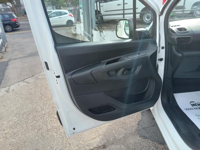 2022 Peugeot Partner 1000 1.5 Bluehdi 100 Professional Premium Van (NV71UMD) Image 18